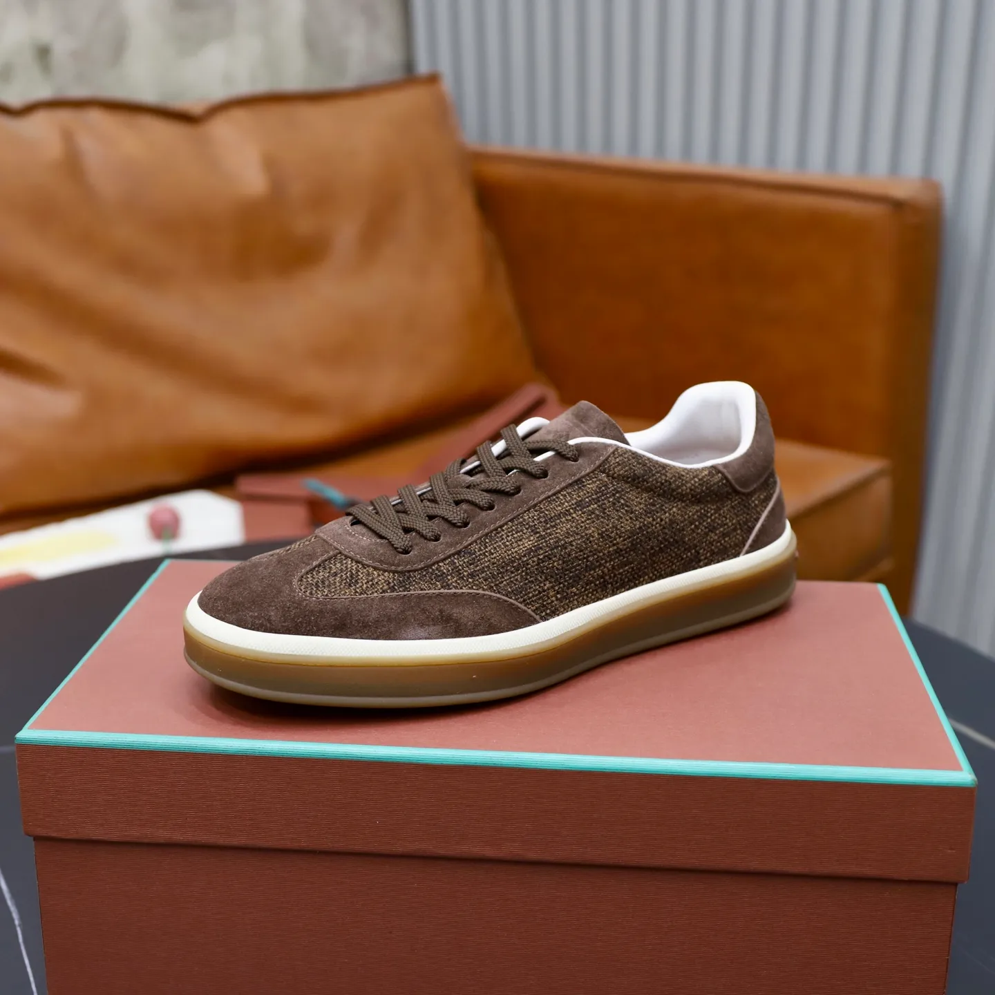 Ex-factory price: 540💰Loro Riana men’s moral training sneakers! Made from high-quality materials and designed in a low-cut silhouette, it offers an elegant and stylish look that's suitable for year-round wear. The unique double-layer sole aesthetic design, caramel cup-shaped outsole is decorated with off-white rubber trim, creating an attractive color combination. Pair with tailored pieces or jeans for a sophisticated yet casual look. The heel is decorated with soft cow leather tongue with Kummel color inserts and cotton laces with embossed LP logo. Upper: cow split suede stitching knitted fabric. Lining: original thickened soft sheepskin. Size: 38-39-40-41-42-43-44 (customized in 45.46)